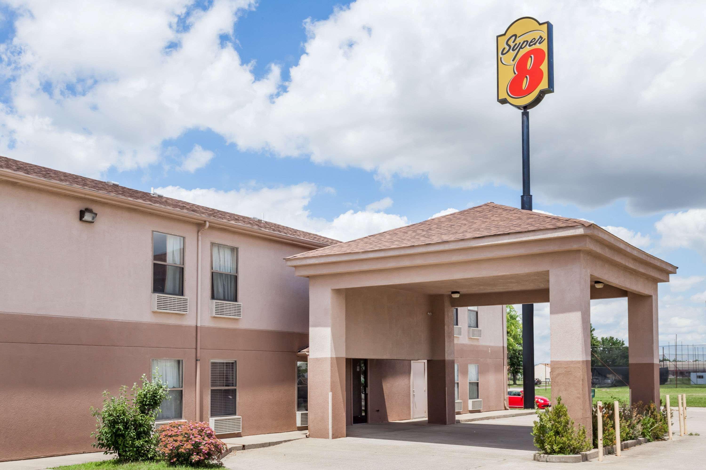 Super 8 By Wyndham Harrisburg Hotel Exterior photo